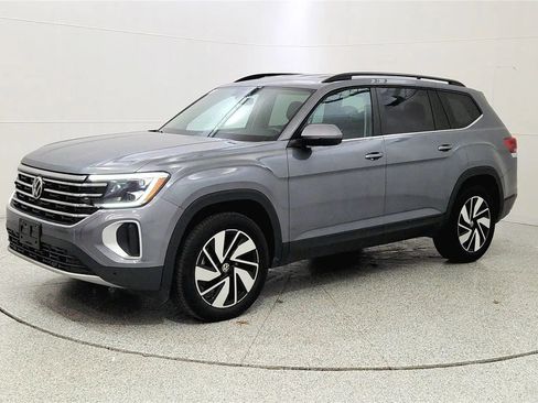 Used 2025 Volkswagen Atlas SE image 3