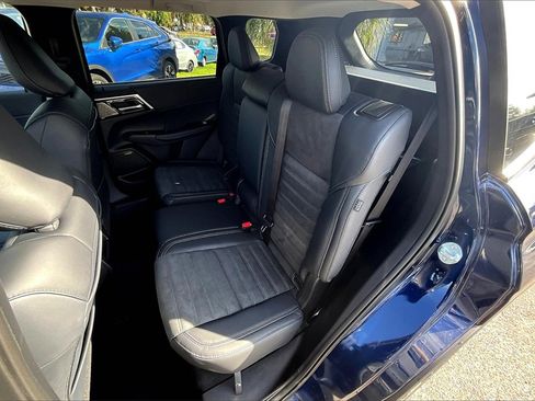 New 2025 Mitsubishi Outlander SE image 10