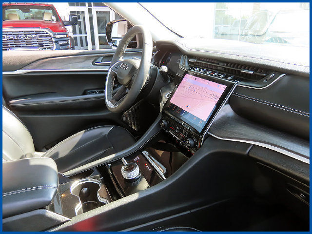 Used 2023 Jeep Grand Cherokee Limited w/ Black Appearance Package AWD/4WD image 8
