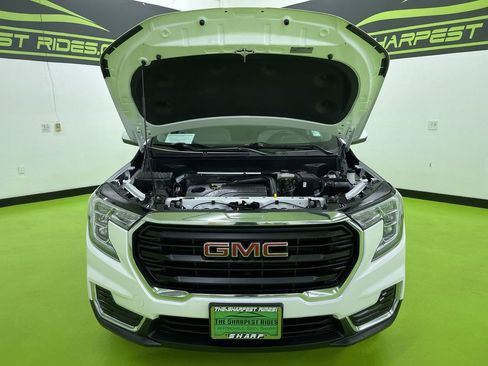 Used 2023 GMC Terrain SLE w/ Driver Convenience Package image 4
