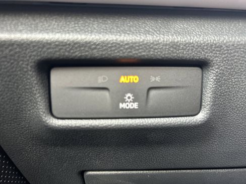 New 2025 Volkswagen Tiguan SE image 12