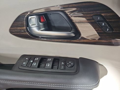 Used 2023 Chrysler Pacifica Limited w/ Uconnect Theater Family Group image 33