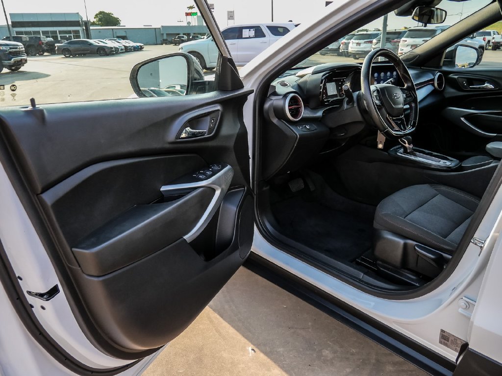 Used 2025 Chevrolet Trax RS w/ Sunroof Package FWD image 30