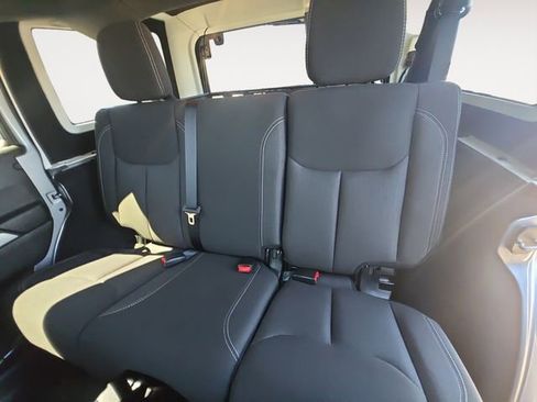 Used 2017 Jeep Wrangler Unlimited Sahara AWD/4WD image 13