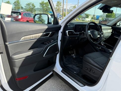 Used 2025 Kia Telluride SX w/ SX Captain's Chair Package FWD image 4