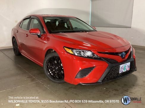 Used 2020 Toyota Camry SE w/ Sunroof Package image 1