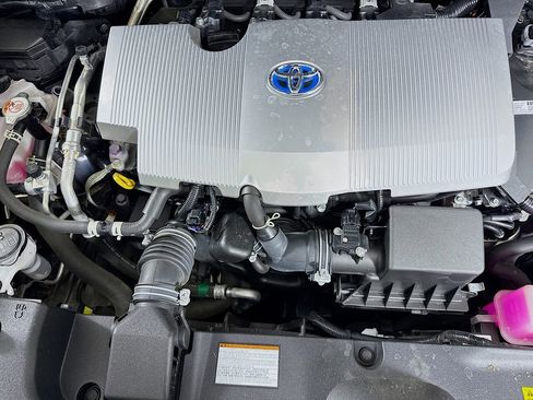 Certified 2022 Toyota Prius FWD image 32