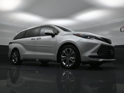 Used 2024 Toyota Sienna Platinum image 28