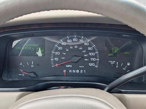 Used 2000 Lincoln Town Car Signature RWD image 10