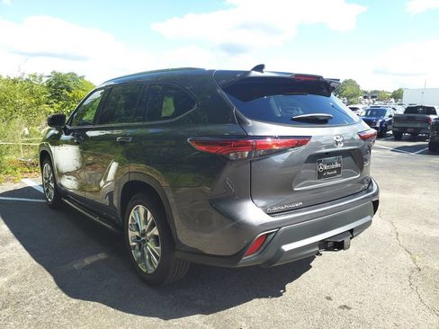 Used 2023 Toyota Highlander Limited FWD image 5