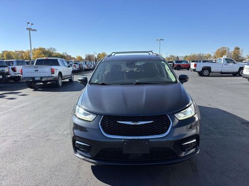 Used 2021 Chrysler Pacifica Touring-L image 2