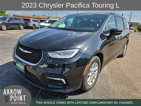 Used 2023 Chrysler Pacifica Touring-L FWD image 4