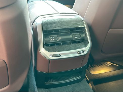 Certified 2024 BMW 760i xDrive w/ Premium Package 2 image 27