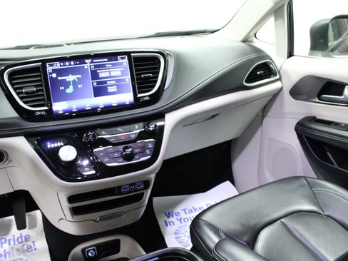 Used 2023 Chrysler Pacifica Touring-L FWD image 20