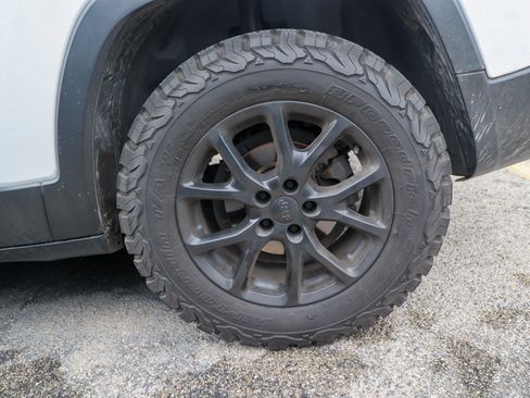 Used 2017 Jeep Cherokee Sport FWD image 12