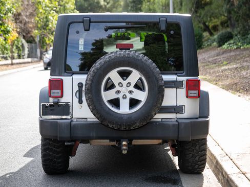 Used 2012 Jeep Wrangler Unlimited Rubicon w/ Connectivity Group image 5