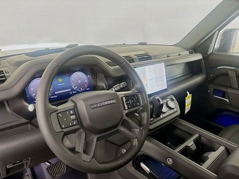 Used 2025 Land Rover Defender 110 X-Dynamic SE image 9