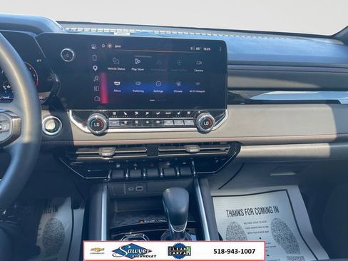 Used 2025 Chevrolet Colorado Z71 w/ Technology Package AWD/4WD image 12