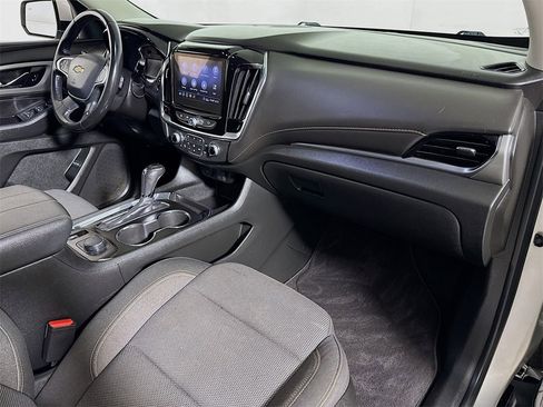Used 2020 Chevrolet Traverse LT image 27