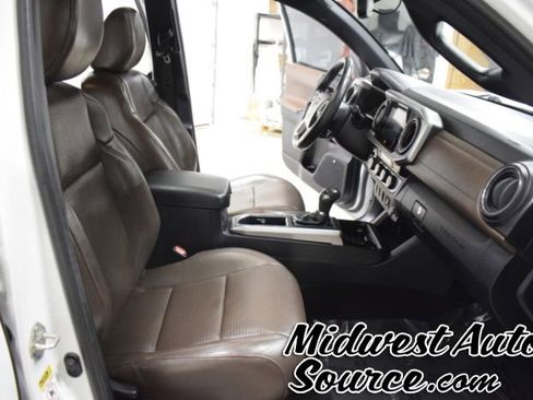 Used 2017 Toyota Tacoma Limited w/ Tow Package AWD/4WD image 36