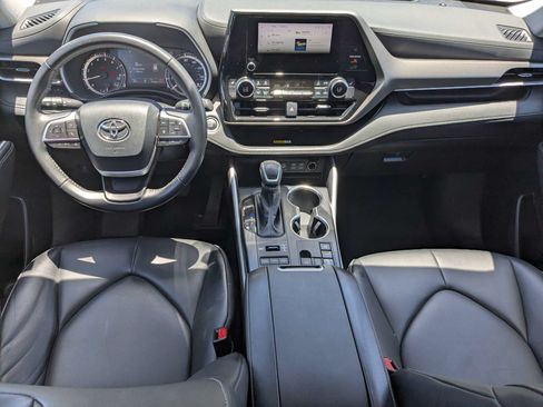 Used 2024 Toyota Highlander XLE AWD/4WD image 17