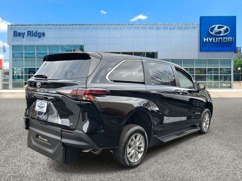 Used 2026 Toyota Sienna LE image 4