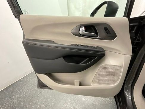 Used 2023 Chrysler Pacifica Touring-L FWD image 9