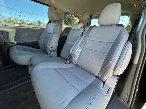 Used 2017 Toyota Sienna XLE image 17
