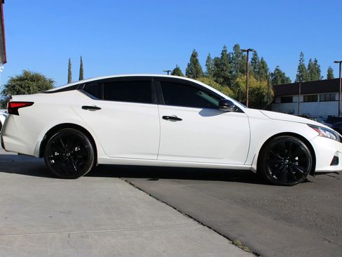 Used 2022 Nissan Altima 2.5 SR w/ Midnight Edition Package image 9