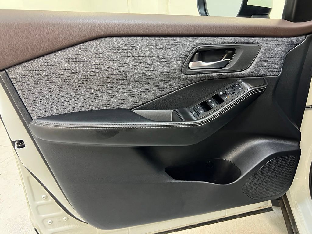 Used 2023 Nissan Rogue SV AWD/4WD image 14