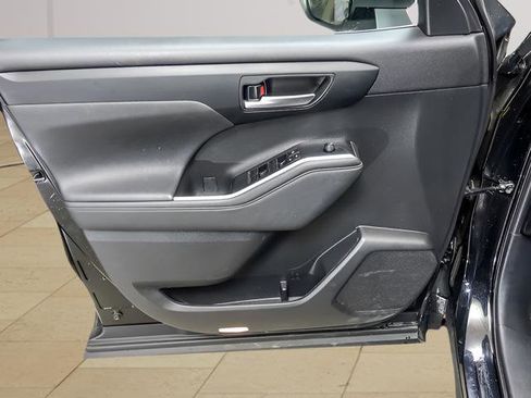 Used 2023 Toyota Highlander XLE image 22