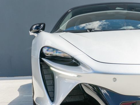 Used 2023 McLaren Artura RWD image 32