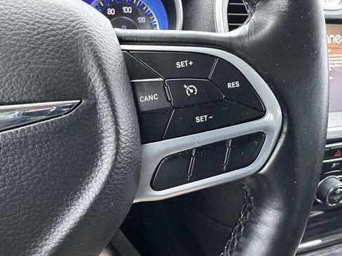 Used 2022 Chrysler 300 Touring image 25