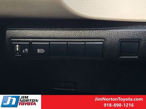 Used 2021 Toyota Corolla LE image 24