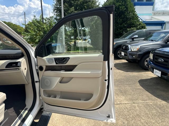 Used 2018 Lincoln Navigator Reserve w/ Technology Package AWD/4WD image 35