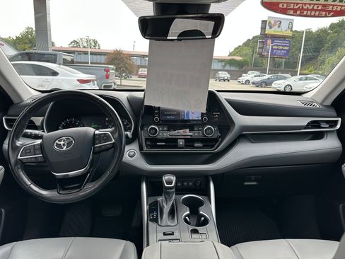 Certified 2021 Toyota Highlander XLE image 13