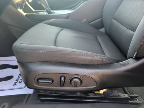 Used 2017 Chevrolet Malibu LT w/ Driver Confidence Package FWD image 9