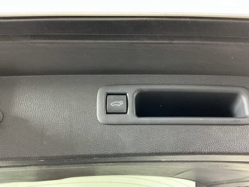 Used 2020 Toyota Highlander XLE AWD/4WD image 32