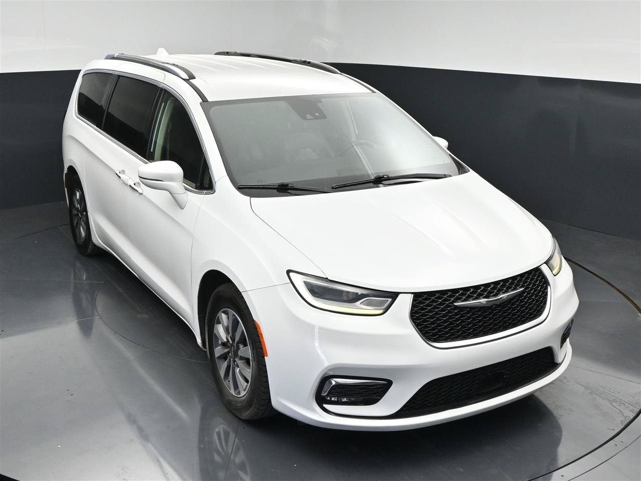Used 2021 Chrysler Pacifica Touring-L FWD image 11