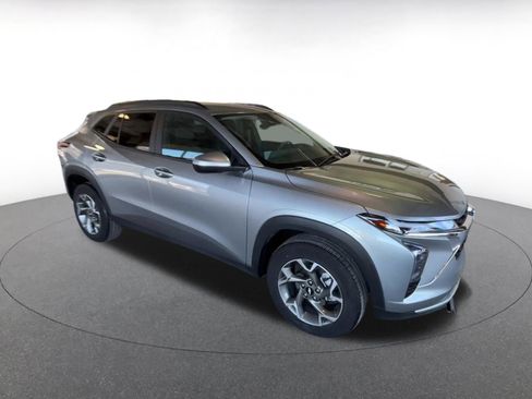 Used 2025 Chevrolet Trax LT image 2