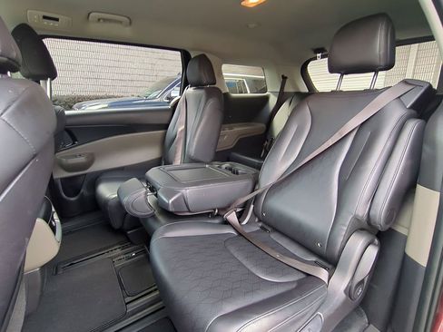 Used 2025 Kia Carnival image 28