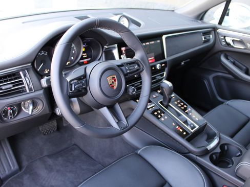 New 2026 Porsche Macan GTS image 4