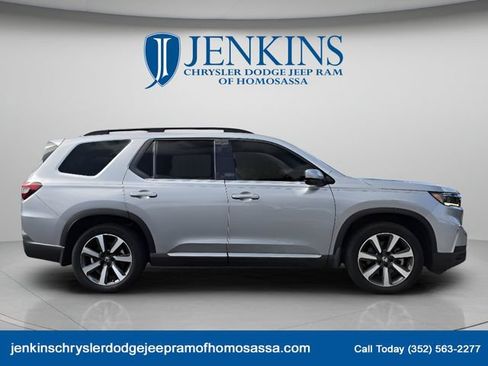 Used 2025 Honda Pilot Touring image 3
