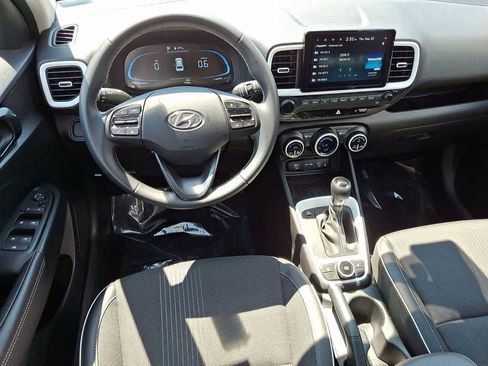 Certified 2025 Hyundai Venue Limited FWD image 10