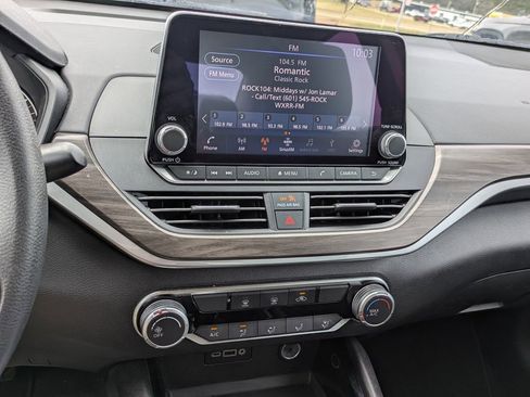 Used 2024 Nissan Altima 2.5 SV image 13