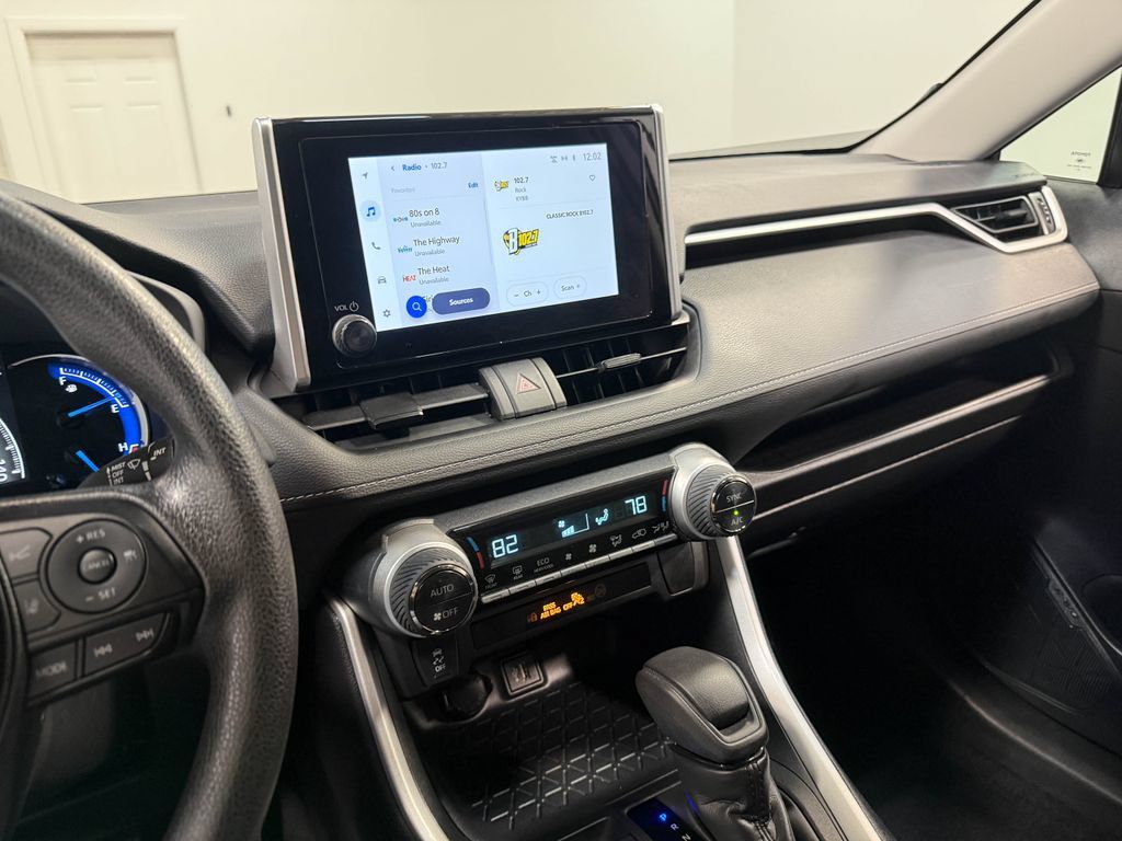 Used 2025 Toyota RAV4 XLE AWD/4WD image 78