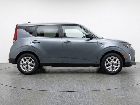 Used 2025 Kia Soul LX w/ LX Technology Package FWD image 11
