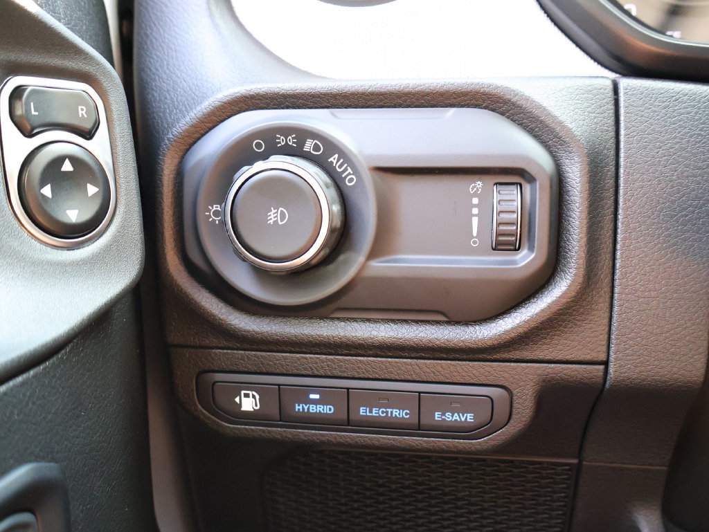 Used 2024 Jeep Wrangler Unlimited AWD/4WD image 29