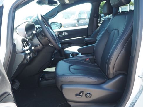 New 2025 Chrysler Pacifica Select w/ Uconnect Theater Family Group image 30