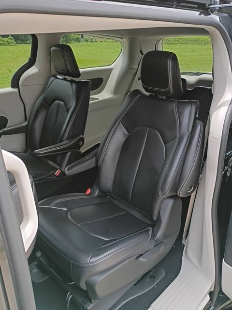 Used 2024 Chrysler Pacifica Limited FWD image 30